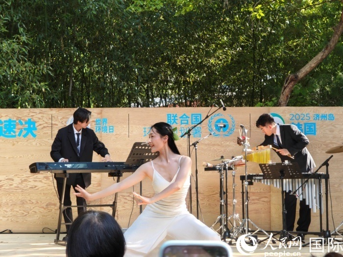 《舞，自然》舞蹈表演。人民網(wǎng)記者 李明攝