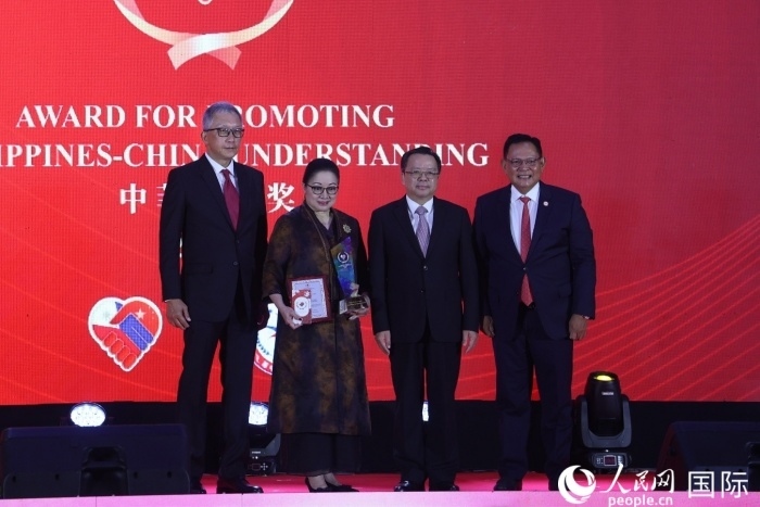 菲律賓前參議員許爾琦榮獲“終身成就獎”。人民網(wǎng)記者 樊帆攝