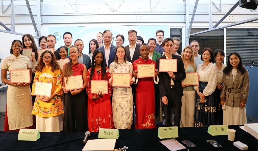 圖1：中國(guó)駐法使館公使陳力、教育公參周家貴與比賽師生、評(píng)委合影（圖片：巴黎西岱大學(xué)孔子學(xué)院）